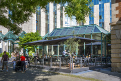 Die Terrasse des Maritim Hotel Stuttgart bietet eine entspannte Atmosphäre am Hoppenlau Park – ideal für Drinks, Essen und Treffen im Freien.