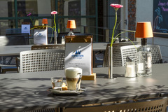 Die Terrasse des Maritim Hotel Stuttgart bietet eine entspannte Atmosphäre am Hoppenlau Park – ideal für Drinks, Essen und Treffen im Freien.